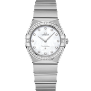 Quadrante in madreperla bianca con indici a diamante e logo Omega in oro bianco 18K dell’Omega Constellation Quartz 28 mm